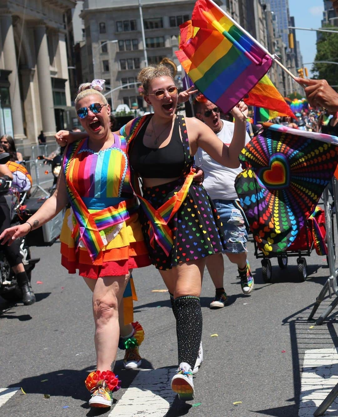 NYFW（ニューヨークファッションウィーク）さんのインスタグラム写真 - (NYFW（ニューヨークファッションウィーク）Instagram)「Happy #PrideMonth 🏳️‍🌈 We stand with all members of the #LGBTQIA community & support you endlessly in your battle for civil rights and the fight for the freedom to simply be ❤️🧡💛 💚💙💜⁠ ⁠ Enjoy these photos from the 2022 #NYCPride Parade」6月2日 1時19分 - nyfw