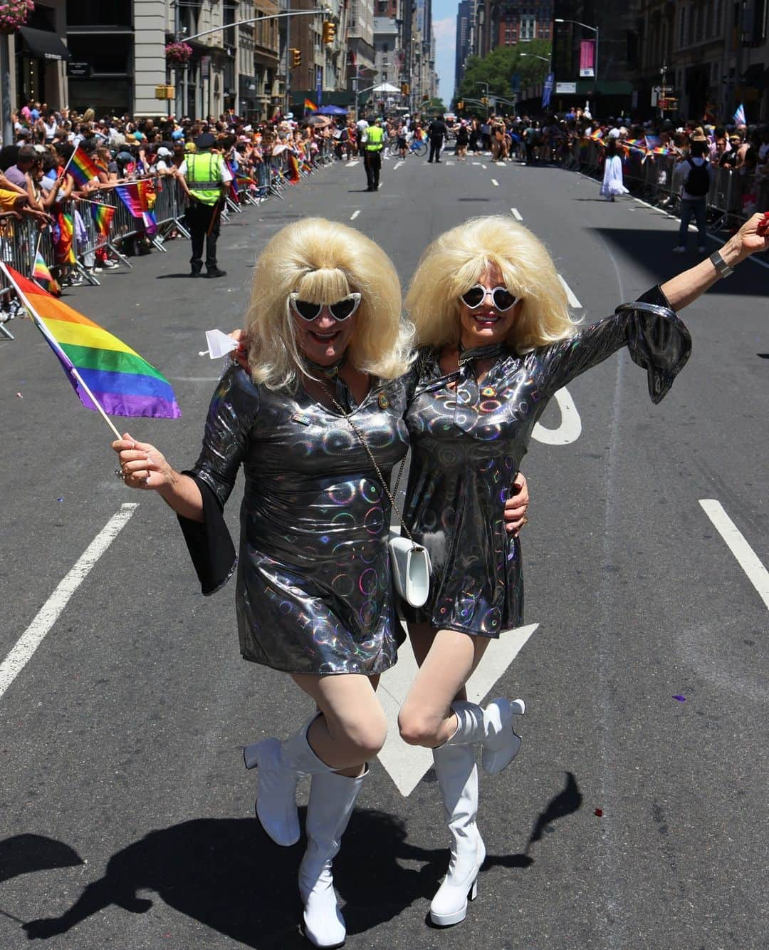 NYFW（ニューヨークファッションウィーク）さんのインスタグラム写真 - (NYFW（ニューヨークファッションウィーク）Instagram)「Happy #PrideMonth 🏳️‍🌈 We stand with all members of the #LGBTQIA community & support you endlessly in your battle for civil rights and the fight for the freedom to simply be ❤️🧡💛 💚💙💜⁠ ⁠ Enjoy these photos from the 2022 #NYCPride Parade」6月2日 1時19分 - nyfw