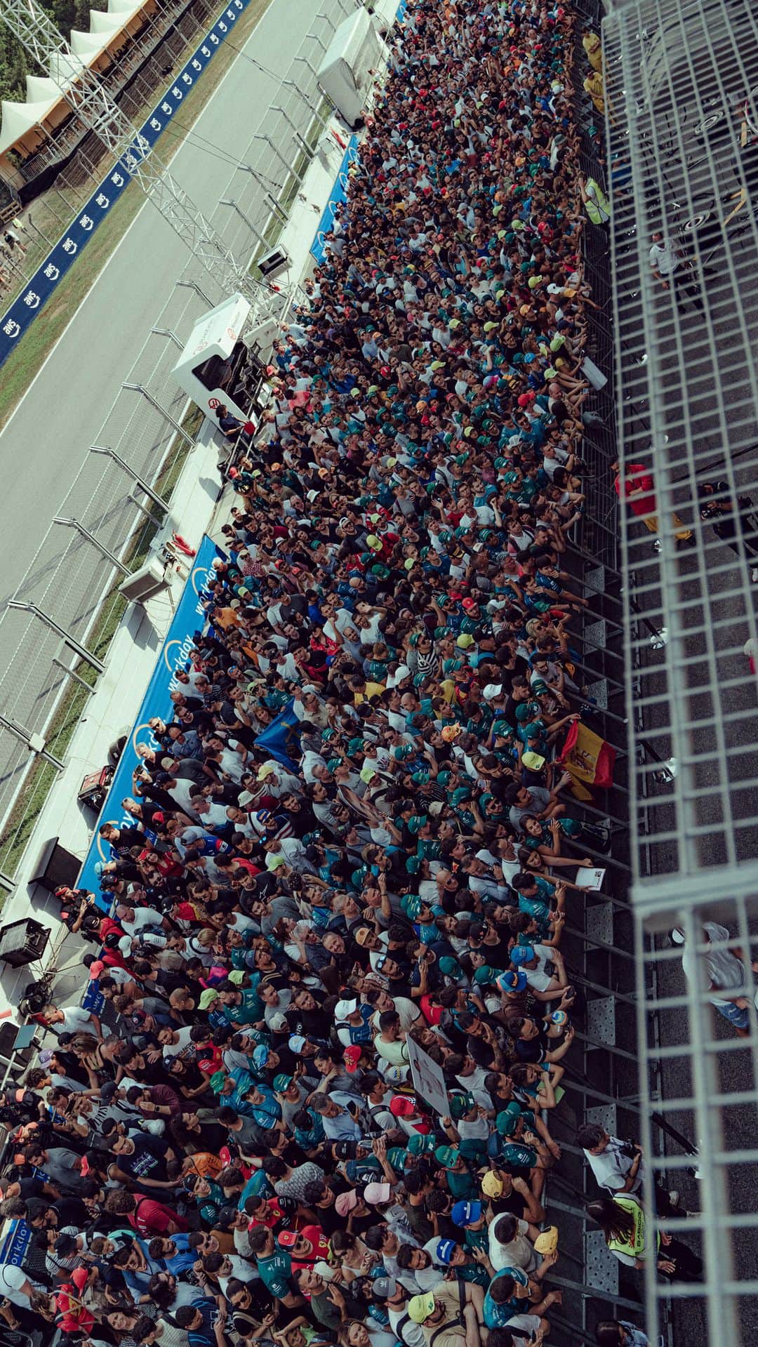 のインスタグラム：「This support is everything. 💚 #SpanishGP #IAM」