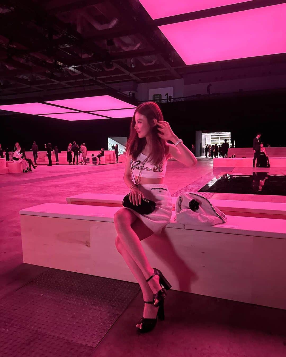 のインスタグラム：「@chanelofficial After party🖤🤍🖤  やっとアフターパーティーであやのちゃん @ayano_fukuoji に会えたぁ〜🥹🫶❤️❤️❤️ジェニーちゃん @jenmilaa にも会えて嬉しかったよぉ🥹💓💓  そして、大好きな @blackpinkofficial のジェニーちゃん @jennierubyjane は本当に本当に可愛いくて😭こんなに近くで見れるなんて死にそうなくらい幸せでした🥹😭💓💓💓💓💓💓  #chanel #chanelintokyo  #chanelmetiersdart」