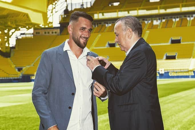 ゴンサロ・ロドリゲスのインスタグラム：「Gracias @villarrealcf por este reconocimiento con la “INSIGNIA DE ORO” por mis 200 partidos en este hermoso club…💛💛」