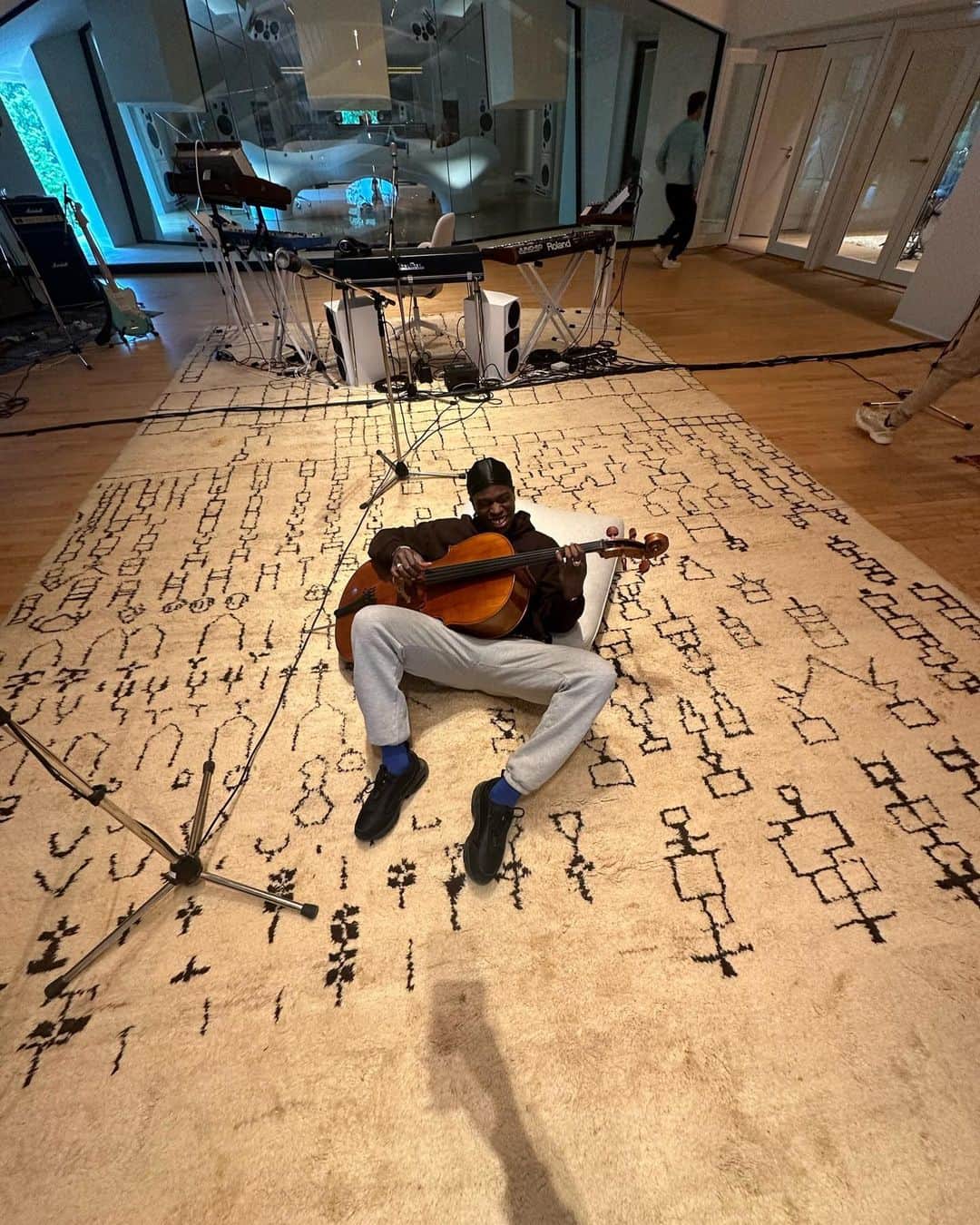 ダニエル・シーザーのインスタグラム：「Tucked away, plotting to show the world Never Enough」