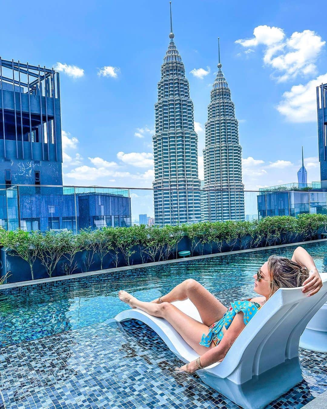 アリサ・ラモスのインスタグラム：「Best views are always from the top. Good thing I am a professional best-rooftop-finder 😂  First pic is that epic 50 story high rooftop pool at the apartment I found in Kuala Lumpur for about $70/night (one bedroom in a luxury condo building).  You can also go to the cafe up there if you’re not staying as a guest, but I’d def recommend staying. Name and link to it on my recent blog post!   Second photo I mentioned the name of yesterday, a makeshift bar after 6 pm on top of a helipad!  I made a full long layover in Kuala Lumpur itinerary and guide including names of everywhere I went! Such an underrated city, and definitely recommend spending a few days or more there!  Anyone else a rooftop enthusiast?   #kualalumpur #malaysia #kualalumpurmalaysia #mylifesatravelmovie #bestrooftop #travelitinerary #traveltips #solofemaletravel #solotravel」