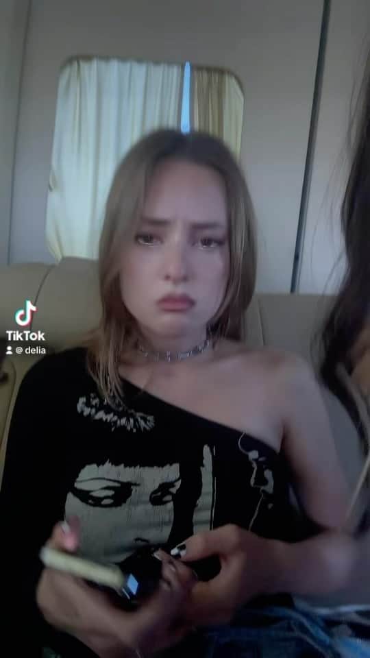 Delia Matacheのインスタグラム：「😭」