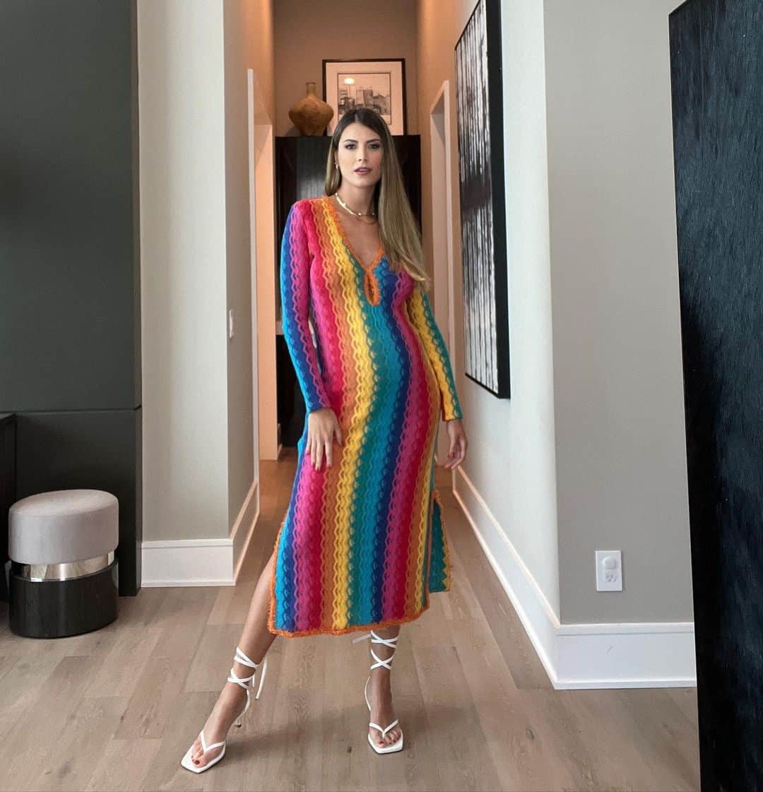 ステファニア・フェルナンデスのインスタグラム：「Colocándole color a la vida 🧡🩷💙 En la etapa mas maravillosa 🤰🏻   ¿Les gustaría reel de este outfit?  Deja este emoji (🩵)」