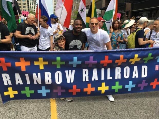 ウィル・ポールターのインスタグラム：「In countries around the world, LGBTQI+ people face violence and oppression simply because of who they love or who they are. @rainbowrailroad help them get to safety.  Rainbow Railroad was founded in 2006 as a volunteer-run organization by a diverse group of LGBTQI+ activists and human rights defenders who wanted to do more to address the levels of violence LGBTQI+ people face worldwide. Their name harkens back to the Underground Railroad – a network of activists in the 19th century, who assisted Black folks escape enslavement in the American South.   This Pride Month, Rainbow Railroad is working to help more LGBTQI+ people escape state-sponsored violence and persecution.  Please join me in donating whatever you can via the link below (also in bio) and your donation will be matched dollar for dollar by a generous ally to the organisation up to $50,000!   https://www.rainbowrailroad.org/pride623-1  #pridemonth 🌈 ❤️」