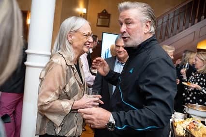 アレック・ボールドウィンのインスタグラム：「This is my friend Sharon Peterson. I’m hugging her at her retirement cocktail party at the Torch Club. I was on the Dean’s Council of the Tisch School for several years. Mary Schmidt Campbell was Dean when I joined. Then Allyson Green. Throughout our efforts to raise $ for scholarships and to boost the image of NYU Tisch as the preeminent school for the arts in the US, Sharon was my rock. My main contact. The person who made everything so easy, back when I was zipping around, raising money for many causes. NYU Tisch will not be the same without you, Sharon. All my love.」