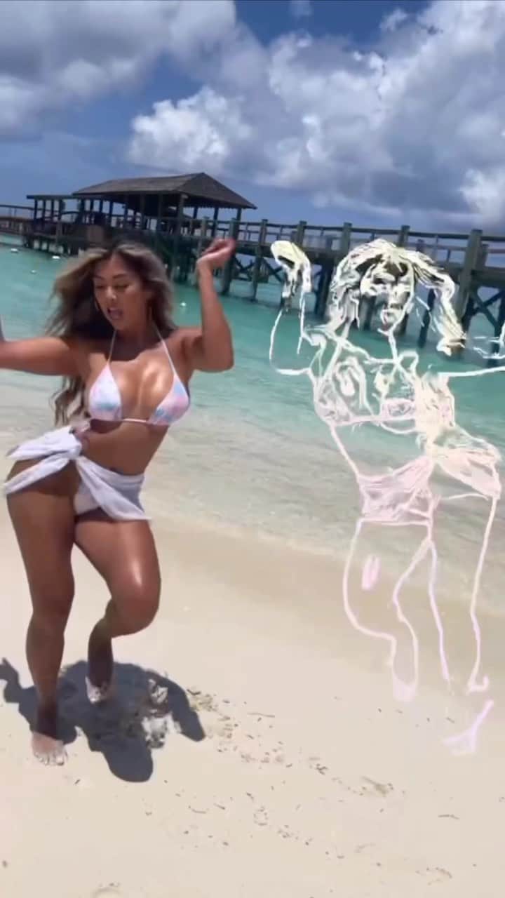 リアン Vのインスタグラム：「Miss being on an island with this tan 👙☀️ looking forward to summer time! 😍」