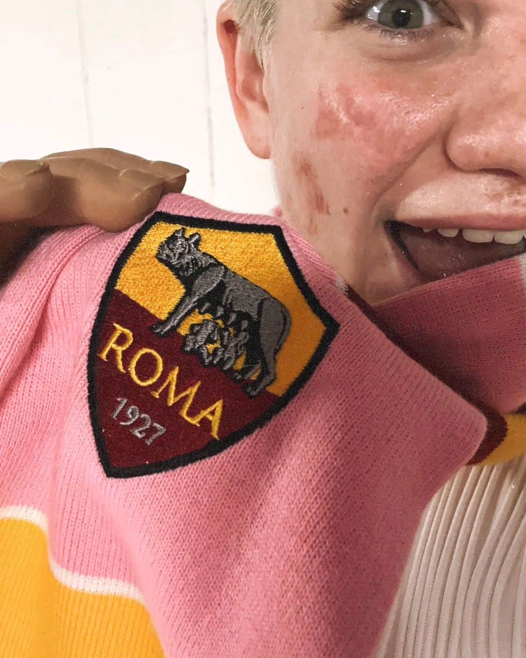 ベアトリーチェ・ヴィオのインスタグラム：「Oltre il risultato. Oltre le polemiche. @asroma c'hai fatto 'nnammorà anche ieri sera. 💛❤️ Unico grande amore di tanta e tanta gente che oggi è comunque orgogliosa di te. 🦾 DAJE ROMA DAJE」