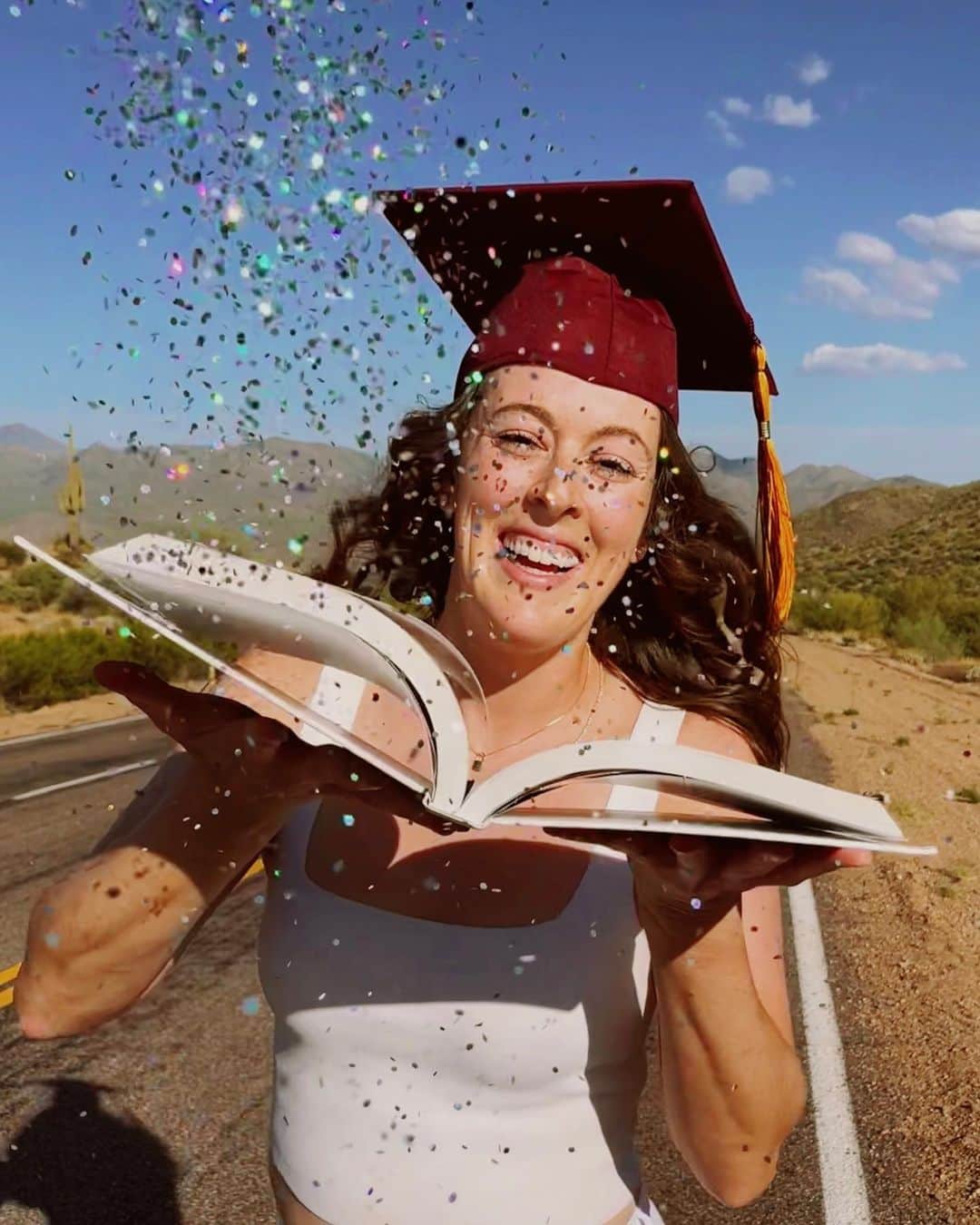アリソン・シュミットのインスタグラム：「✨Mid year progress report…  Became a master 📚 & a legend.   Excited to see what opportunity arise in the 6 months 💛  #masterinsocialwork #msw #graduate #seclegend2023 #seclegend #workhard #grateful #mentalhealthadvocate #mentalhealthishealth #physicalhealthismentalhealth」