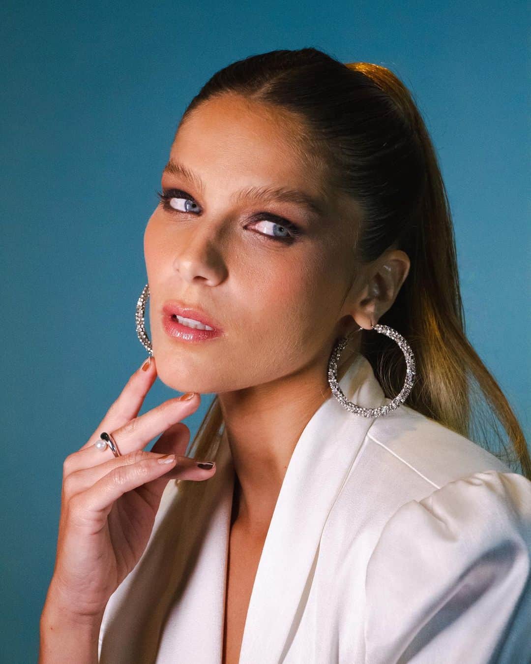 イザベラ・サントーニのインスタグラム：「Comemoração #GQ12Anos @gqbrasil 👏 . Make up @evangellista_  Styling @jeanmarcios  Foto @thalescortes」