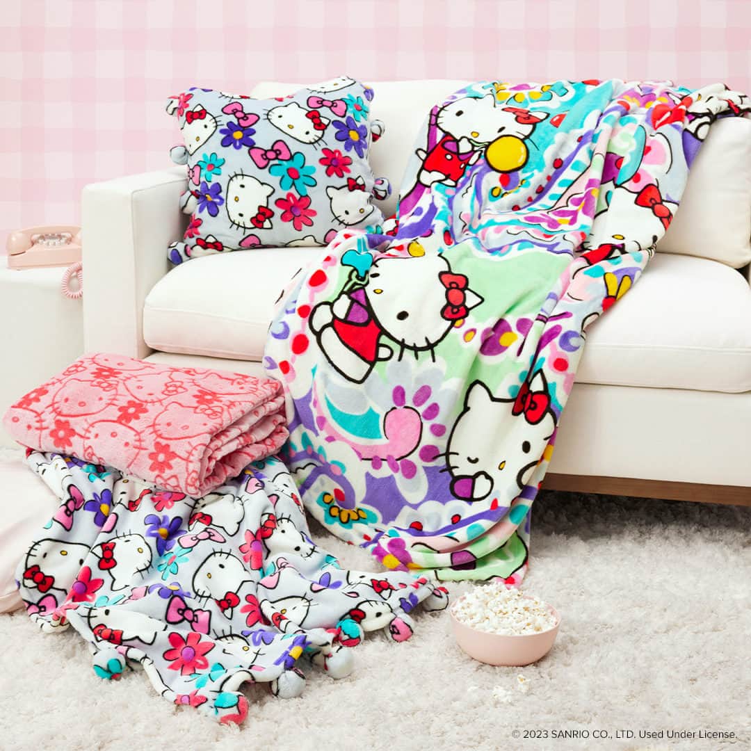 ヴェラブラッドリーのインスタグラム：「🍿 Get the popcorn ready and reach for these cozy favorites for sleepovers and movie nights! 🎥 Tap to Shop!  #HelloKitty #VeraBradley #pattern」
