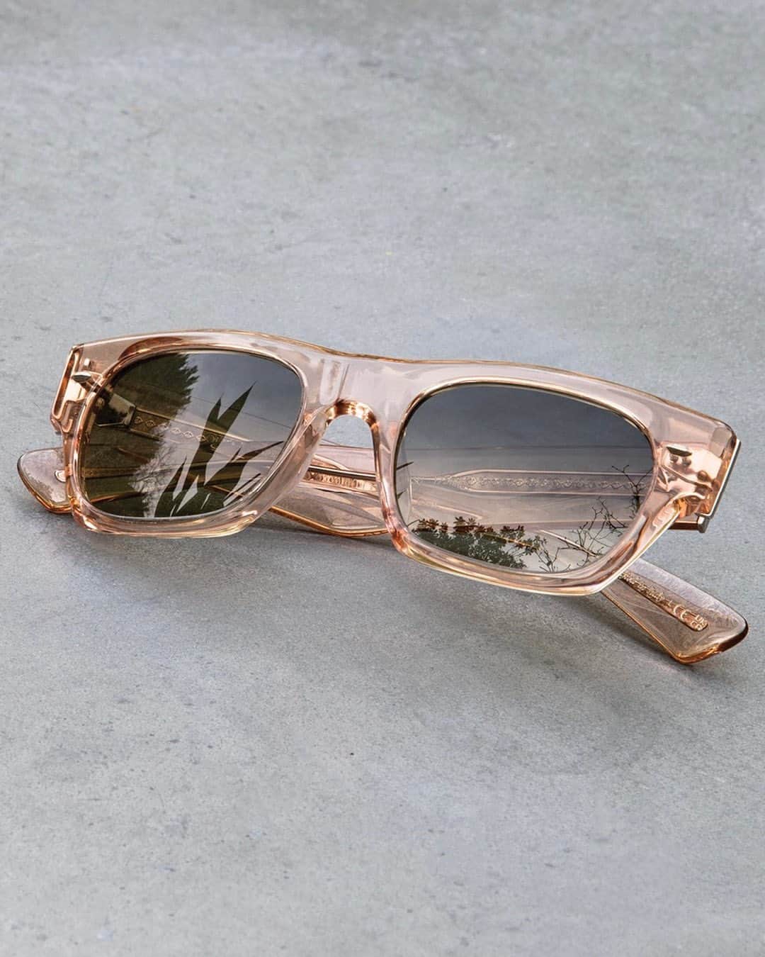 オリバーピープルズのインスタグラム：「The enduring appeal of 1960s style is palpable in Kasdan. From the custom corewire to the gradient lens, Kasdan leaves a lasting impression.」
