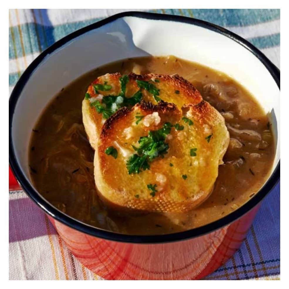 メアリー・マッカートニーさんのインスタグラム写真 - (メアリー・マッカートニーInstagram)「Made with slow cooked onions this soup is perfect for a chilly evening.   SERVES 6, Prep time: 15 minutes, Cooking time: 1 hour  INGREDIENTS For the soup: 3 tablespoons olive oil or vegetable oil 6 medium white onions (approx. 600g), thinly sliced 1 medium leek (approx. 250g), trimmed and finely chopped  3 cloves garlic, finely chopped 1 teaspoon agave syrup or sugar 2 tablespoons all purpose plain flour (can use gluten free) 500ml white wine 2 teaspoons dried thyme or 2 tablespoons fresh thyme 1 teaspoon mustard, preferably Dijon  2 bay leaves 1 litre vegetable stock  For the garlic toasts: 1 baguette, or  3 slices gluten-free bread (allow 1/2 slice per serving)  3 tablespoons extra-virgin olive oil 2 cloves garlic, crushed 1 tablespoon finely chopped fresh parsley pinch sea salt  METHOD To make the soup, heat the oil in a large saucepan over a medium heat. Stir in the sliced onions, then turn down the heat to low, cover and cook gently for 10 minutes, stirring occasionally. Add the leek and the garlic and cook for a further 5 minutes. Take the lid off, then add the syrup or sugar and allow it to cook very gently for a further 30 minutes, stirring often. You don’t want the onions to go crisp, just golden brown and nicely caramelised. Now stir in the flour, coating the onions, and heat through for 1 minute. Gradually stir in the white wine, thyme, mustard and bay leaves and bring to a gentle bubble. Then slowly pour in the vegetable stock and simmer gently for 30 minutes.」6月2日 2時04分 - marymccartney