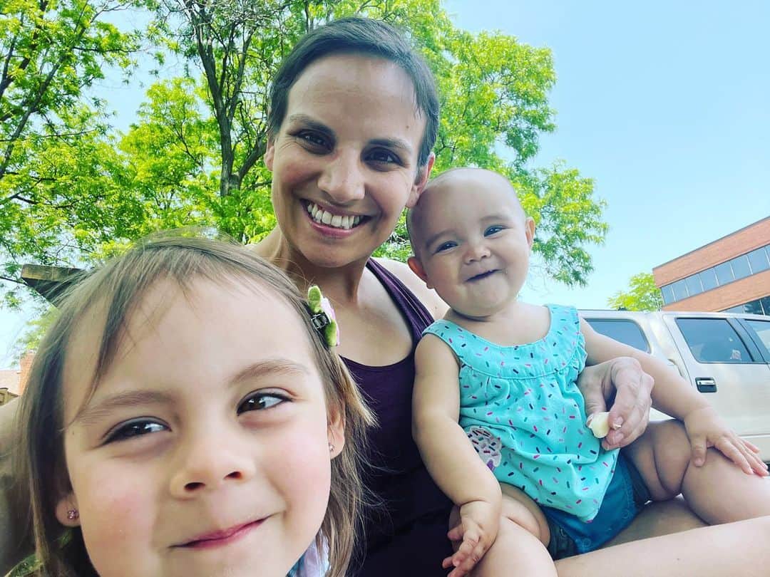 メーガン・デュアメルのインスタグラム：「My crew 👧   Just having a picnic after they all had to accompany me to the dentist.   Family fun on the go today!   #mygirls #picnic #familyfun」