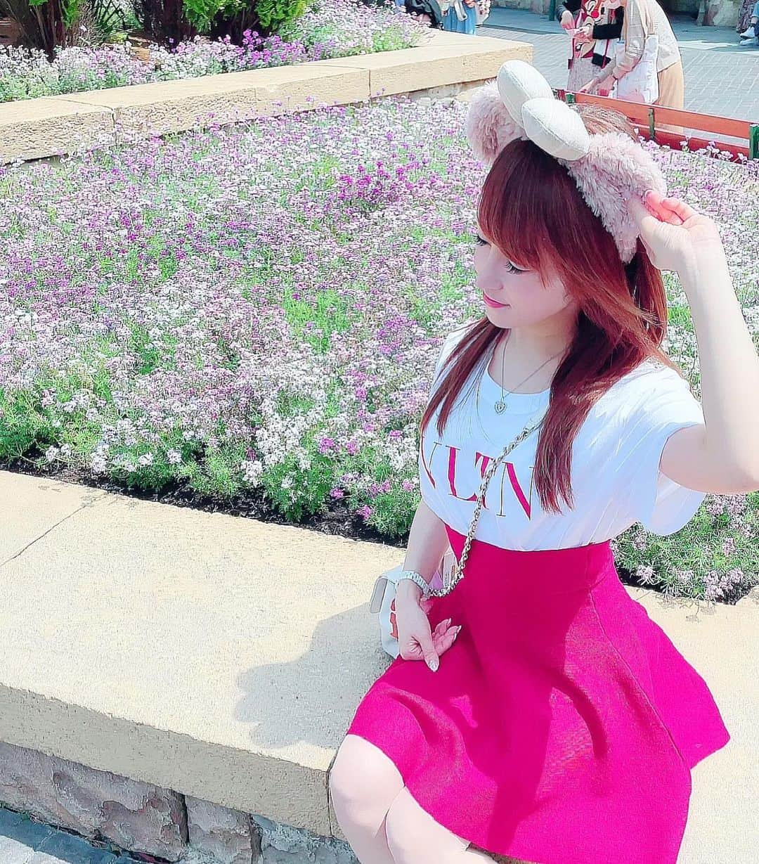 みくるんのインスタグラム：「ディズニーってどのお花 見ても綺麗なんだよね🥰🤍✨  #コンセプトカフェ#メイドカフェ#ホイップカフェバー#アールズカフェ#名古屋キャバクラ#錦キャバ嬢#japan#japanesegirl#l4l#メイド#コンカフェ嬢#名古屋コンカフェ#maid#ディズニー#ディズニーシー」