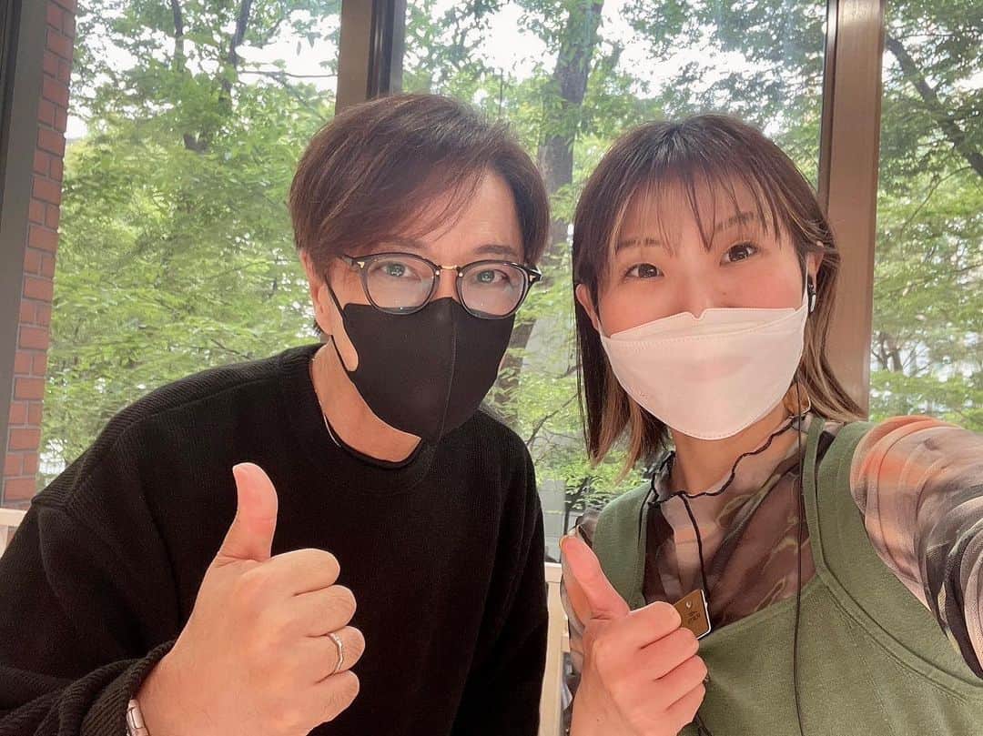 黒田アーサーのインスタグラム：「今日はヘアカット&カラーリング&炭酸ヘッドスパして来ました😉👍 @フォルテ表参道店 @FORTE Lei 青山店。  スタイリストの千鶴ちゃん、 炭酸ヘッドスパのなっちゃん、 いつもありがとうございます！ #フォルテ表参道店  #池上千鶴 #ヘアスタイリスト #forteleiaoyama  #太田菜月 #ヘッドスパニスト」