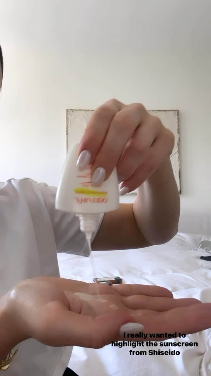 Helena Glazer Hodneのインスタグラム：「A 2 in 1  @shiseido Sunscreen that is light weight, not greasy and absorbs like a dream. Just a few of the things that makes it a staple in my summer skincare arsenal. I order from @sephora https://liketk.it/4aySr  #shiseido #sephora #shiseidopartner」