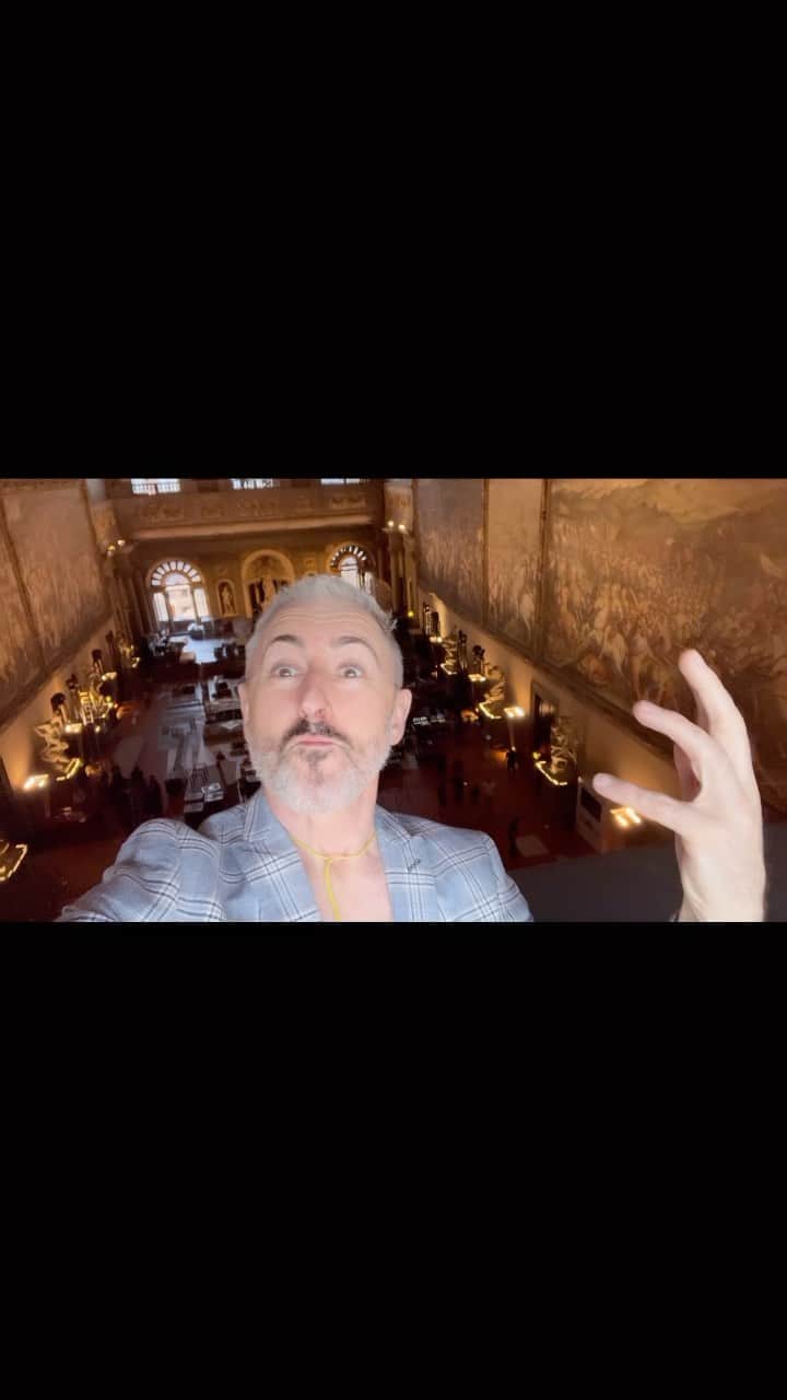 アラン・カミングのインスタグラム：「Firenze! Secret passages! The mayor!」