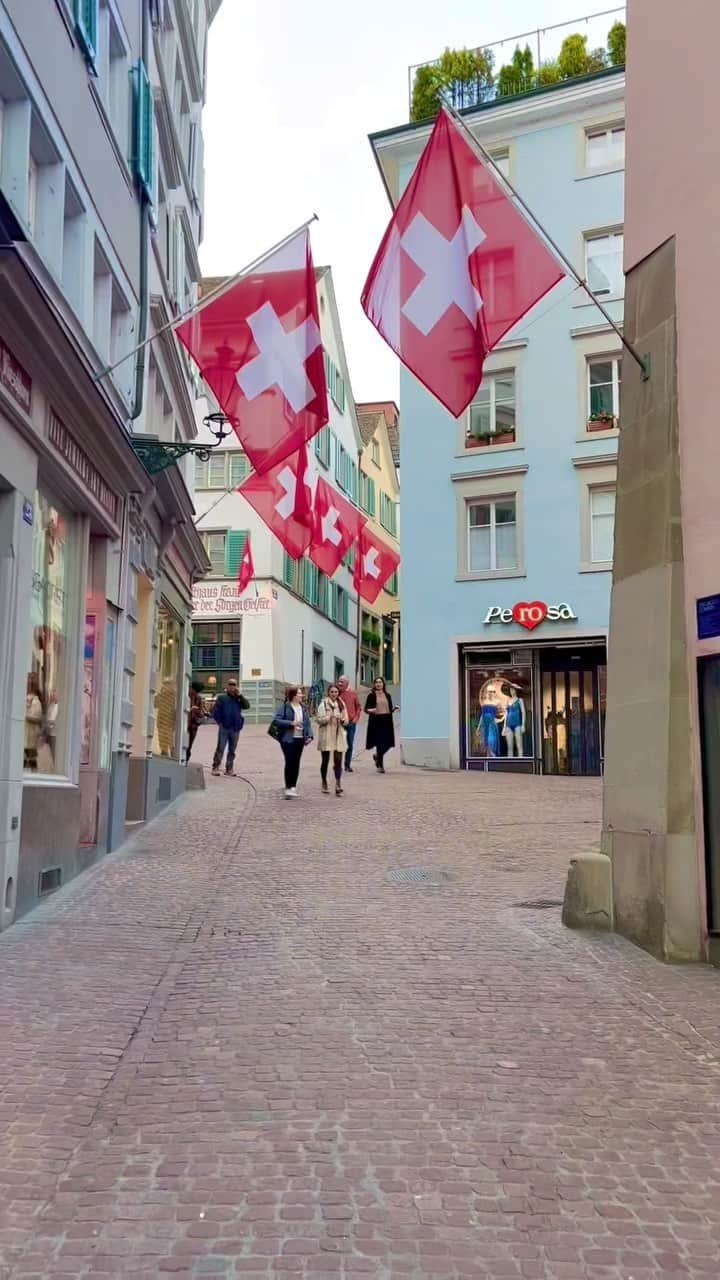 入山杏奈のインスタグラム：「Así fue mi viaje a Suiza ✈️🩵  Todo muy caro lol pero me gustaron los paisajes que tiene este país :)  スイスの旅動画。 ひとり旅だったのでほぼ自分の写真・動画ありません😂」