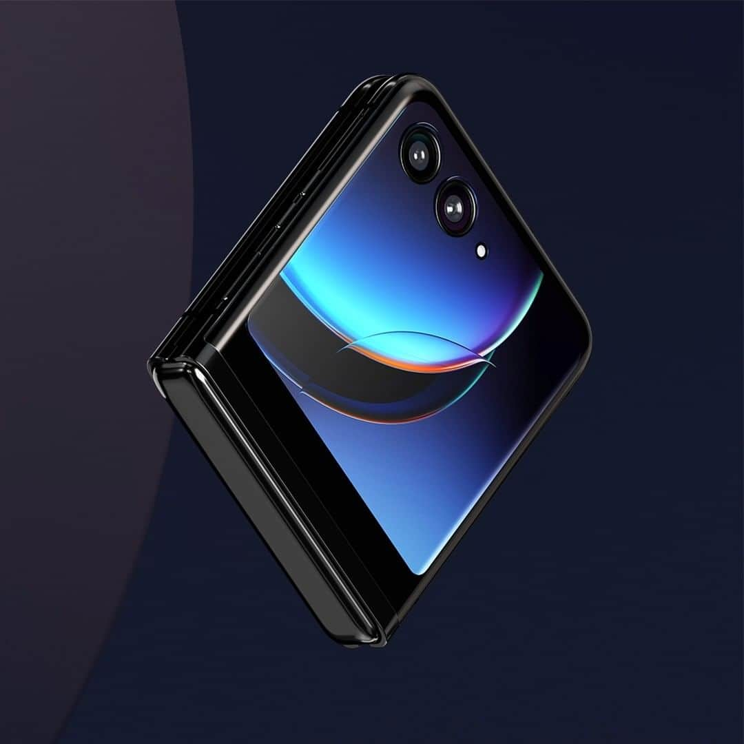 モトローラのインスタグラム：「IT’S FINALLY HERE 😍  Introducing the ultra-modern, ultra-pocketable new motorola razr+. Click the 🔗 in bio to register for pre-order! #FlipTheScript #razr」