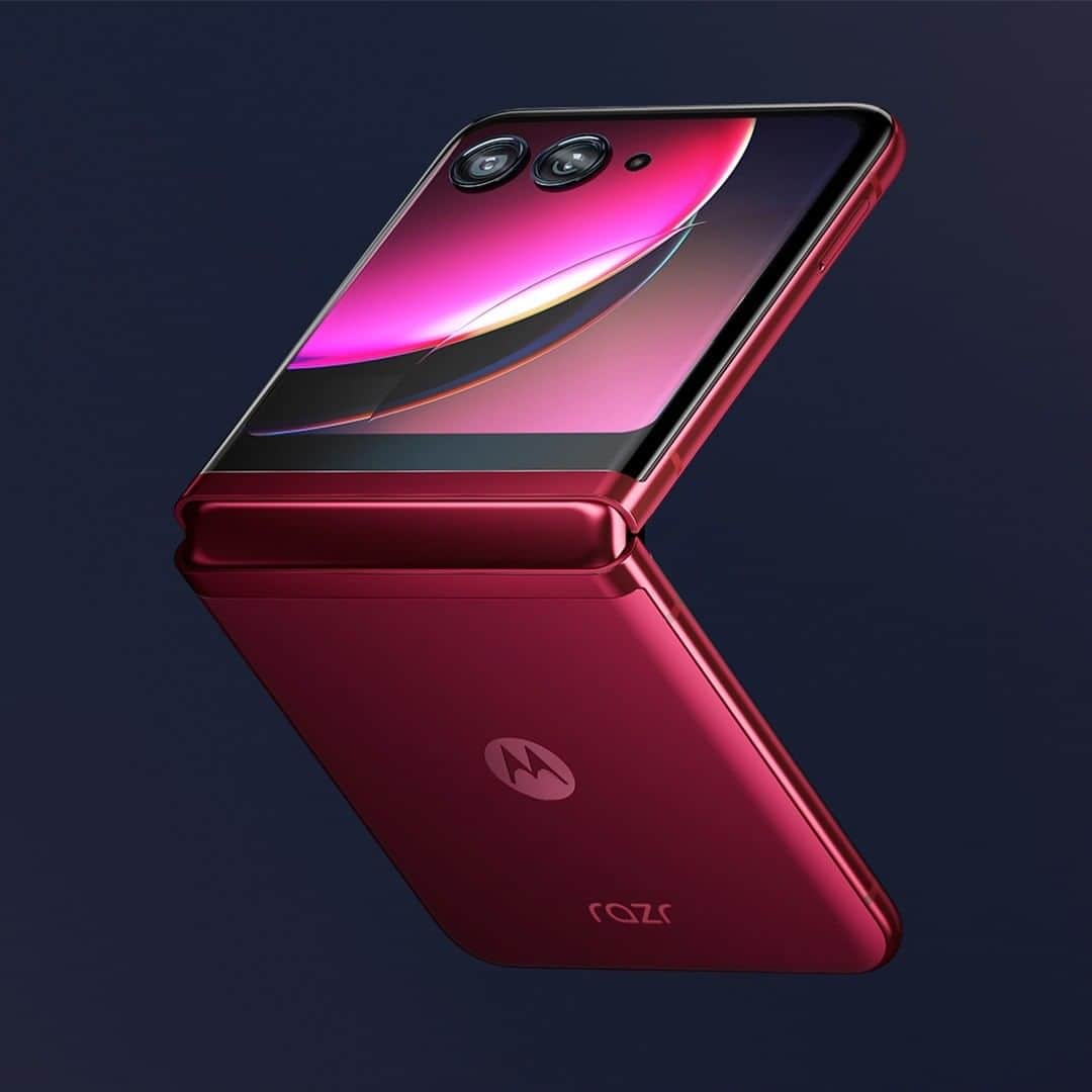 モトローラのインスタグラム：「IT’S FINALLY HERE 😍  Introducing the ultra-modern, ultra-pocketable new motorola razr+. Click the 🔗 in bio to register for pre-order! #FlipTheScript #razr」