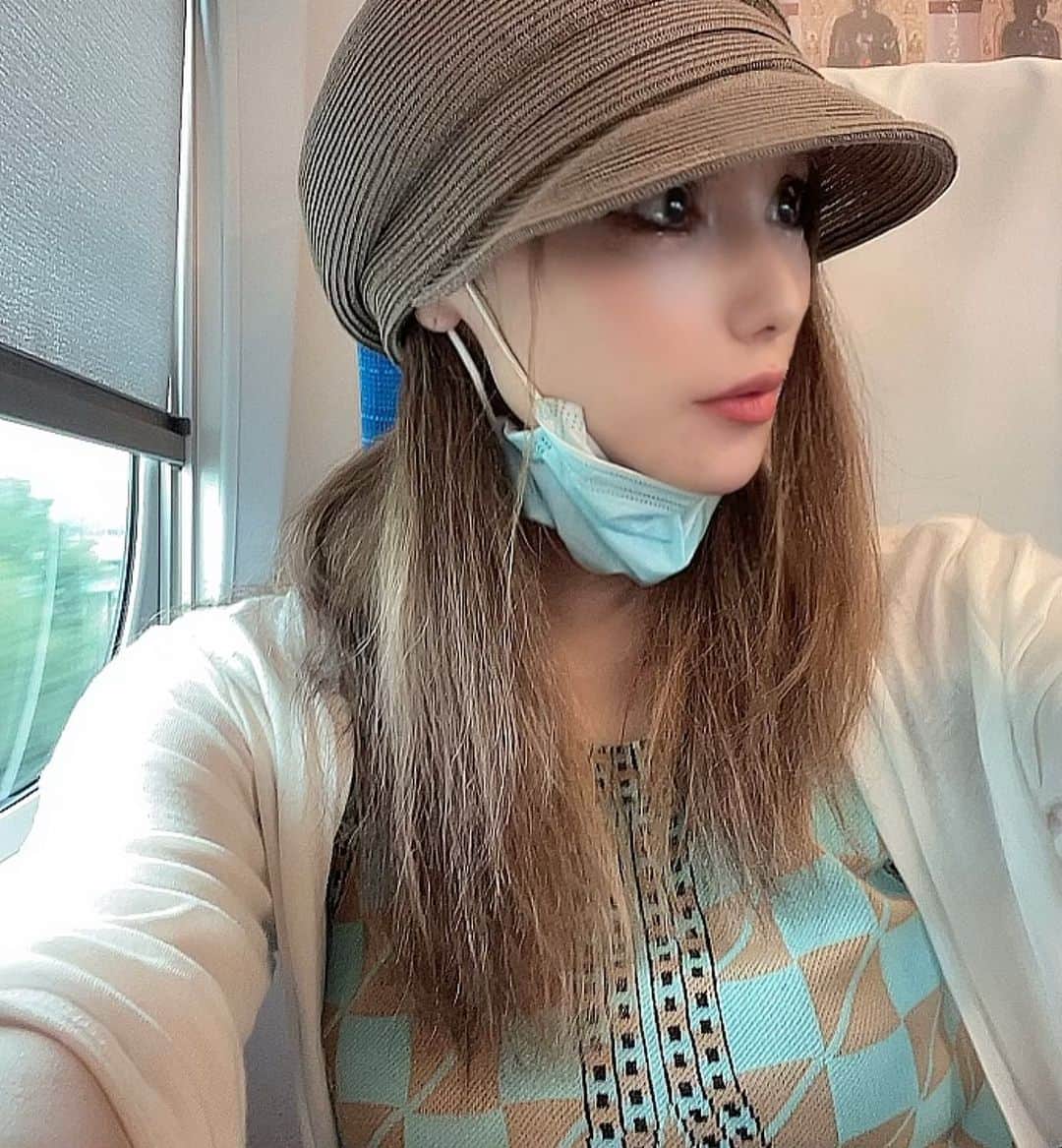 まさき沙耶のインスタグラム：「私過眠する日と眠れない日極端すぎて🫨🫨  2年前の写真と動画をiPhoneがおすすめしてきたので載せますw 最後は最近のボロボロの私で🩵  今髪の毛まだボブにしちゃおうか迷ってる😮‍💨🩷そっちのがいいって身内に言われて笑 単純なので笑  最近はがんばってのばしてたんだけど、、 わたしセミロングが1番似合わなくて🐳  美容師さんはせっかくここまで伸ばしたんだしって、 エクステでロング推しなんだけど、夏場のエクステって乾かすの地獄だよね🙄 #me #follow_me   この頃ソイジョイしか食べてなくて1番痩せてたと思うけど髪もパサパサだったな😮‍💨 いまは逆にまんまるすぎてどういうこと🟡⚪️🟠 傷の腫れだと言い聞かせたい。笑」