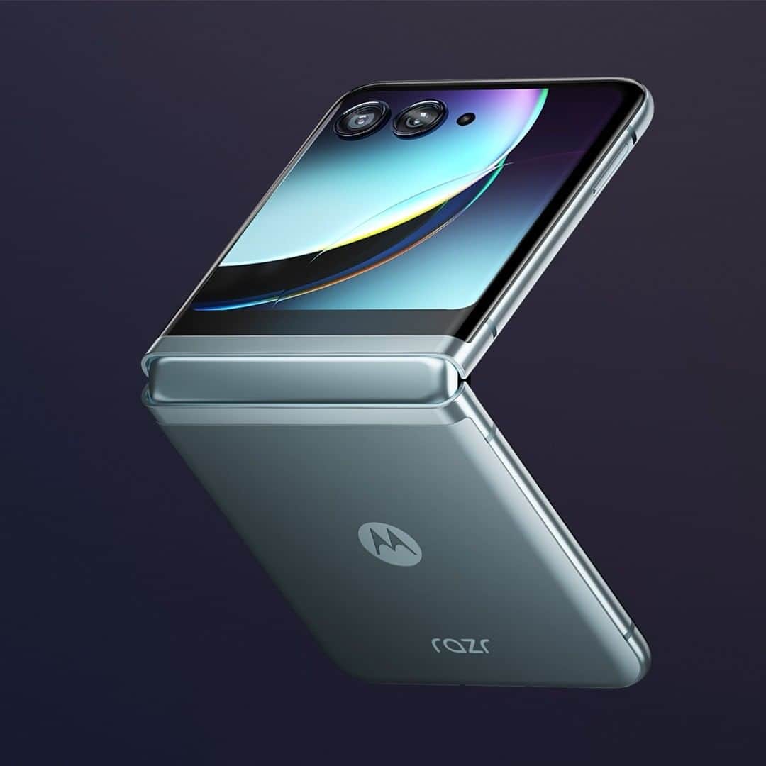 モトローラのインスタグラム：「IT’S FINALLY HERE 😍  Introducing the ultra-modern, ultra-pocketable new motorola razr+. Click the 🔗 in bio to register for pre-order! #FlipTheScript #razr」