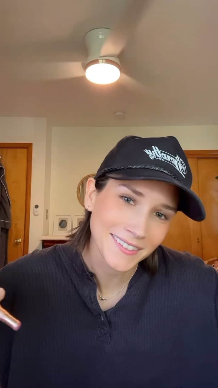 Shannon Beveridgeのインスタグラム：「i went to @liplab with @beckymissal to make lip balms and lip sticks for all our pride festivities this year!! you choose the style that matches exactly who you are and they help make the color that compliments your unique self perfectly 🏳️‍🌈🏳️‍🌈🏳️‍🌈 #liplab #pridemonth #ad」