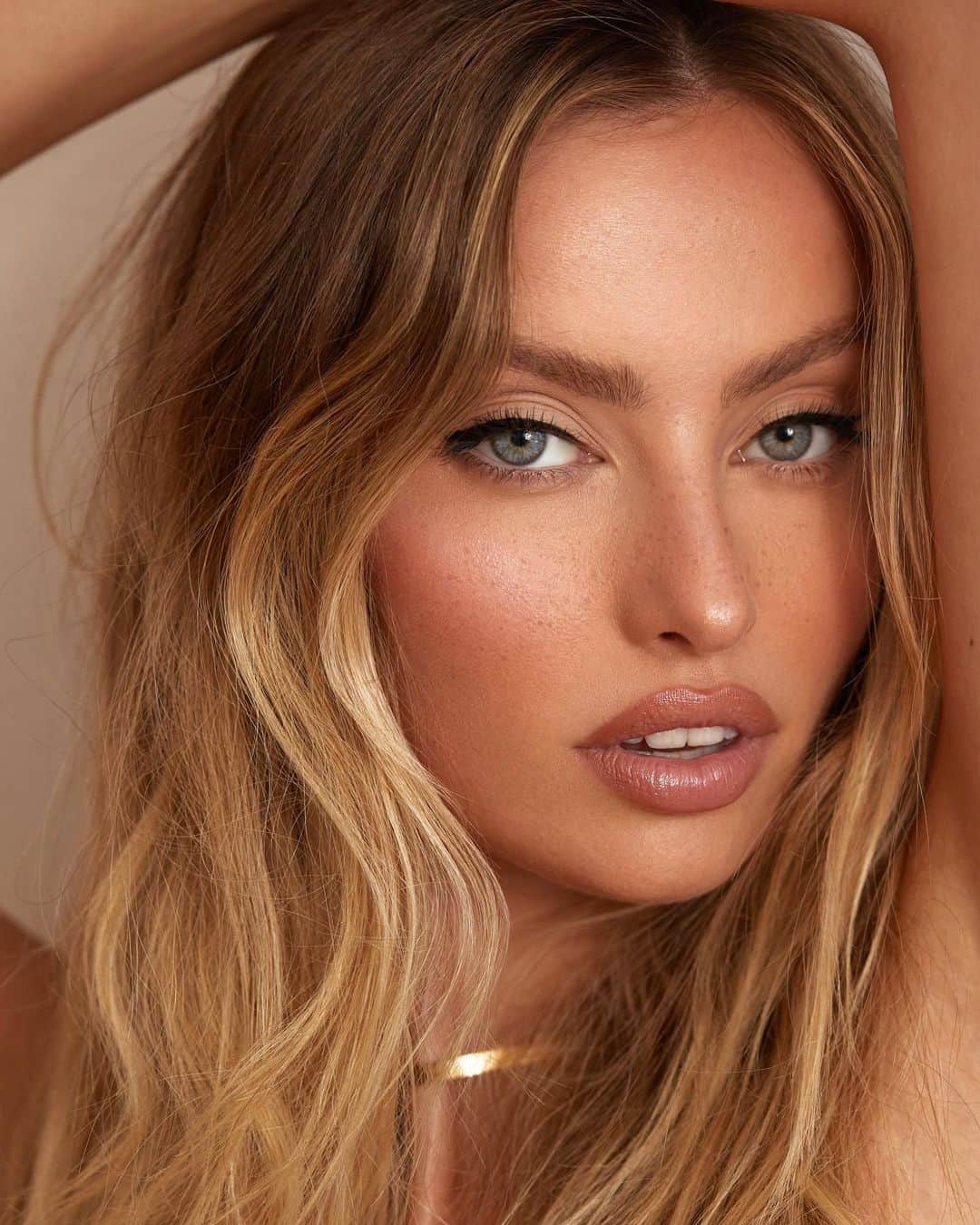 のインスタグラム：「real eyes, realize, real lies  by @madelenelisella @landynalexa」
