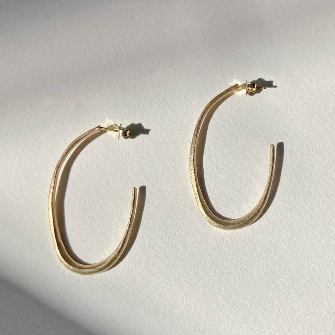 シェイスビーのインスタグラム：「14k organic golden hoops ✨」