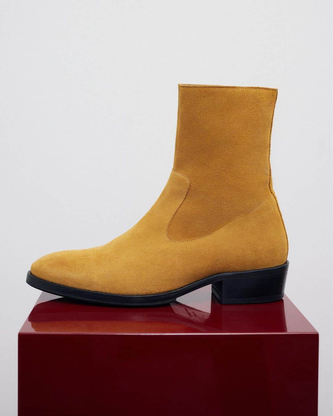 のインスタグラム：「Our bold zip Berling boot is elevated this season with bold golden tan suede and contrasting black sole featuring a stacked Cuban heel.  #TigerofSweden」