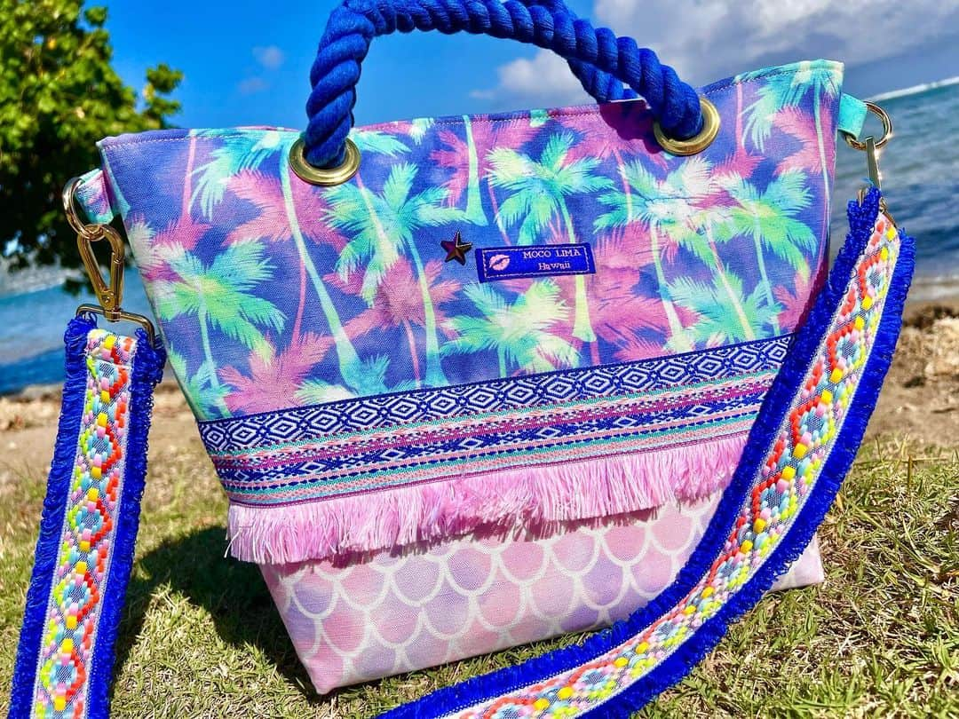 Moco Lima Hawaiiのインスタグラム：「モコリマトートM ネイビーパーム【ストラップ付き】  甘辛ミックスなトート仕上がりました💙💗  #新作#大人かわいい#甘辛#甘辛コーデ#ネイビー#ピンク#パームツリー#マーメイド#海#夏バッグ#モコリマハワイ#夏コーデ#夏が来る#夏が好き#夏大好き#夏女#夏生まれ#夏好き女子#夏用#ハワイ#ハワイを感じる#トートバッグ#ハンドメイド#便利#2way#販売中」