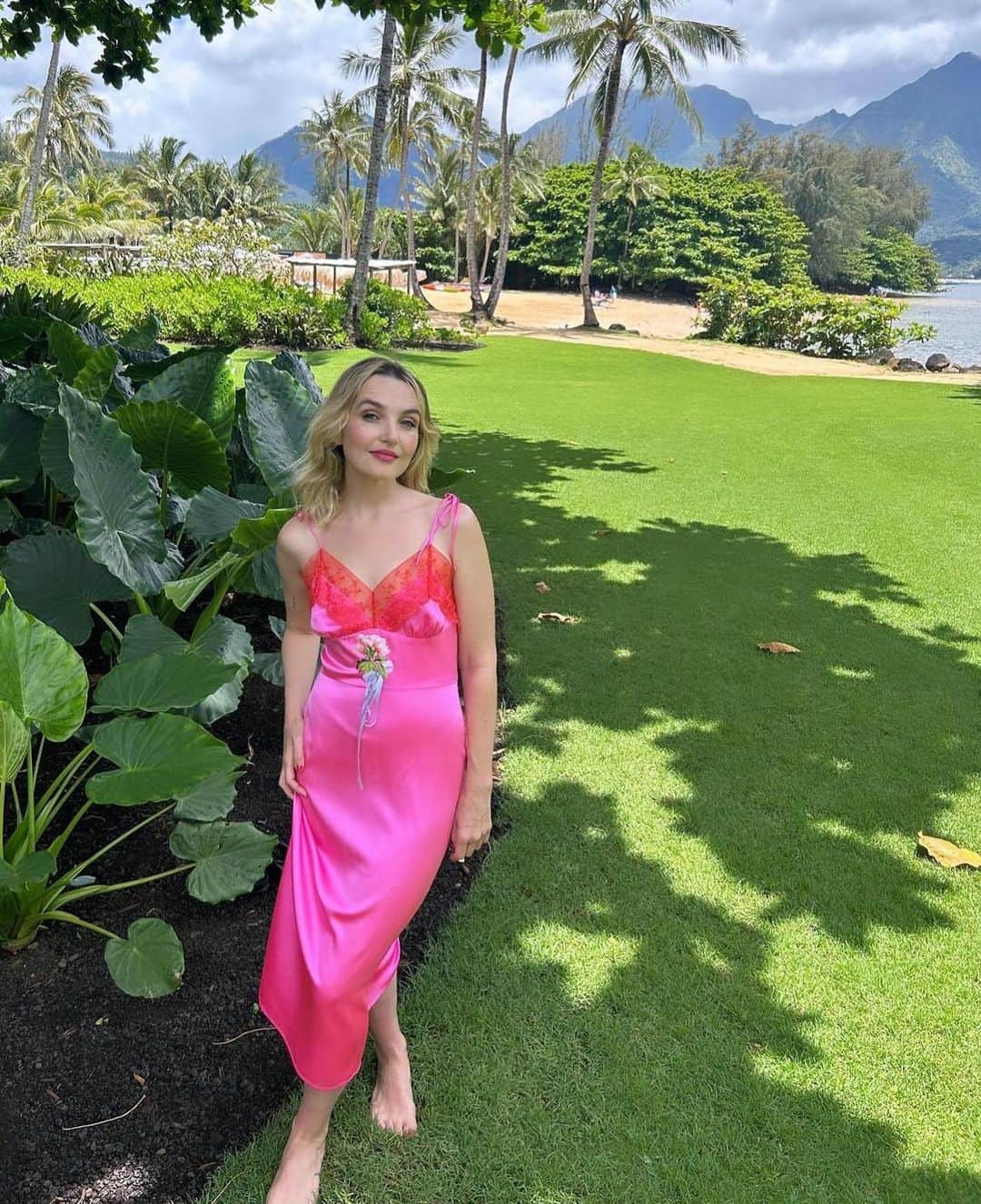 シンシア ローリーのインスタグラム：「Slip away 🌺🌴🌋」