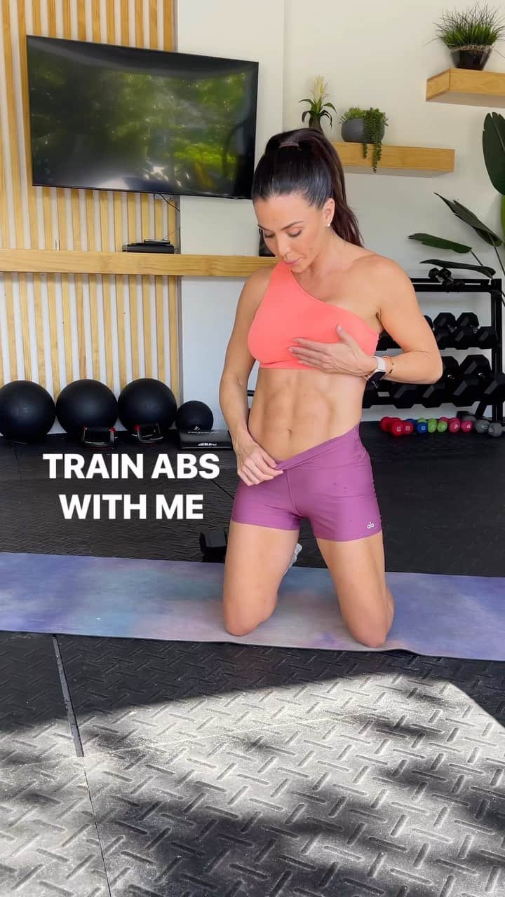 のインスタグラム：「TRAIN ABS WITH ME 😮‍💨 . Add this killer ab circuit to the end of your workouts this week! . In and Out Side V-Ups x 10 per side Weighted Side Plank Dips x 10 per side Alternating Single Leg V-Ups x 20 (10 per side) In and Out Russian Twists x 15 *REPEAT 4x* . Get immediate access to HUNDREDS of my ab & core workout routines in my app! Link in bio to join ⬆️ . PS - ab workouts will strengthen your core but you need to do your work in the kitchen to ensure your body fat is low enough for them to show through! . #abworkout #coreworkout」