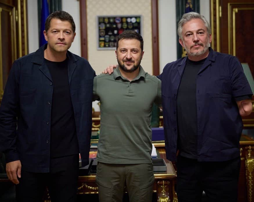 ミーシャ・コリンズのインスタグラム：「My good friend, UN Ambassador @gilesduley, has been in Ukraine working to support victims of the war. Giles, I’m so grateful to you & the @legacyofwarfoundation team for everything you’re doing-and for connecting me with @u24.gov.ua.  Giles does his tireless work despite losing 3 limbs to explosives while documenting stories on the front lines of war. Please donate to support demining so we can help keep Ukrainians safe: LINK IN BIO」