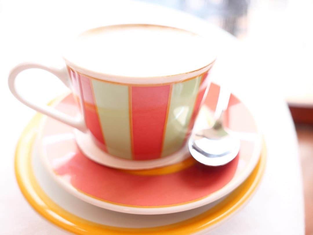 アシュレイ・ベンソンのインスタグラム：「☕️」