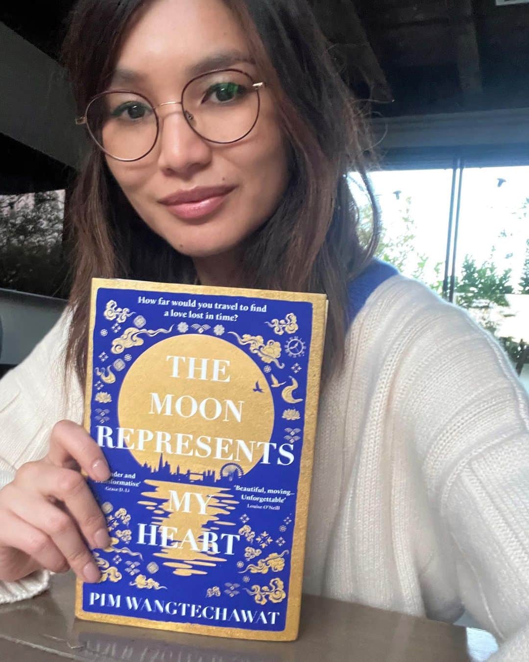 ジェンマ・チャンのインスタグラム：「#TheMoonRepresentsMyHeart by @pim.wangtechawat is out TODAY 🌕📚   I fell in love with this beautiful book from the first page. Pim’s writing is luminous and I’m thrilled she has trusted us @netflix @21lapsentertainment to bring the story to the screen. Go get your copy now!」