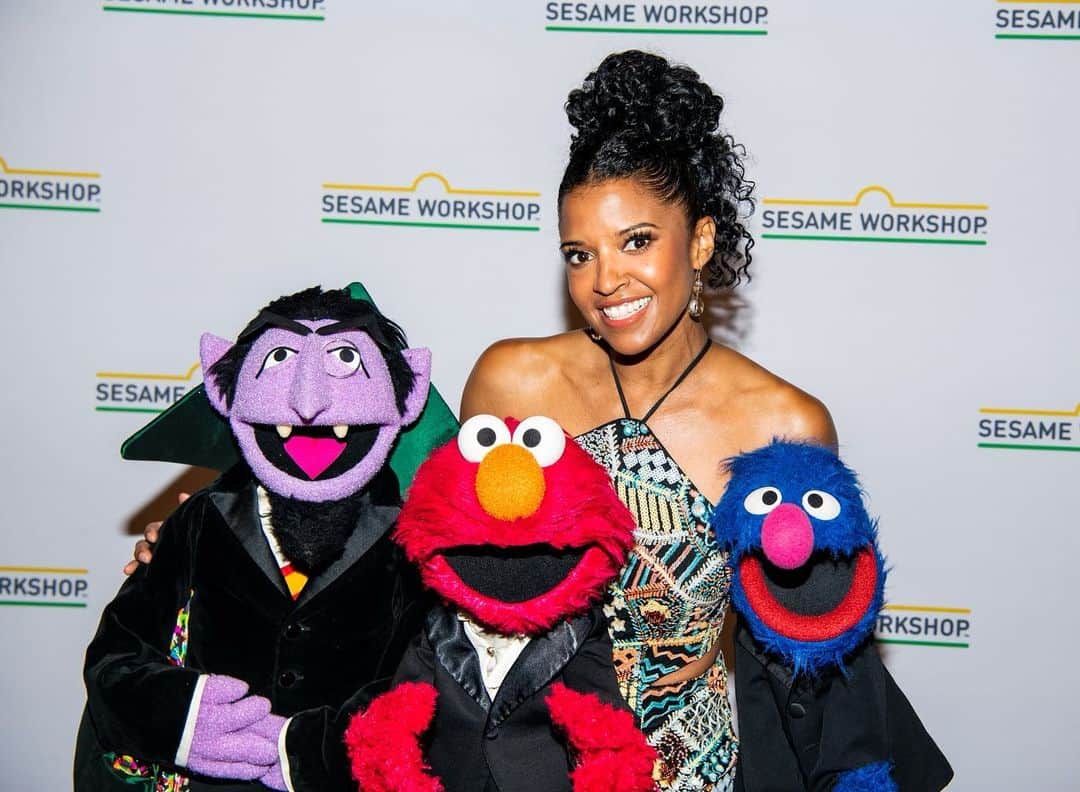 レネイ・エリース・ゴールズベリイのインスタグラム：「It was a dream to sing with these old friends from @sesameworkshop last night. From sound check to performance!  Thx to @krisnicmil @ms.tashamichelle and @adeedeedee for being with me and making it magical.   BIG thanks to @takishahair and @thefacebykase for making me look as beautiful as I was happy!   #elmo #grover #countdracula 💕  Photo cred Clint Spaulding」