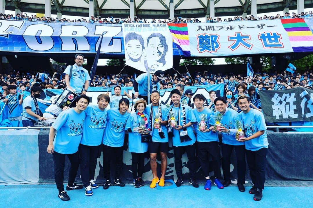 井川祐輔のインスタグラム：「【Re Born編】 ⁡ ”No matter how much time goes by… 　I(we) love Frontale“ ⁡ 5/28(日)に行われた、 【川崎Out breakers 】 急遽の参加でしたが、 とても楽しい時間でした。 ⁡ 聖地等々力陸上競技場で 皆さんと触れ合い、 久しぶりに等々力のピッチに川崎OBと立てて、 感無量になりました。 ⁡ 今現在、 2nd キャリアを歩んでいますが、 等々力のピッチに立ってボールを追いかけ、 喜怒哀楽をサポーターと共に味わい、 刺激的な日々だったサッカー選手時代を、 改めて幸せな時間だったと痛感しました。 そして、 川崎フロンターレに出逢えて本当に良かった。 ⁡ Love Kawasaki Frontale  ⁡ #川崎フロンターレ」