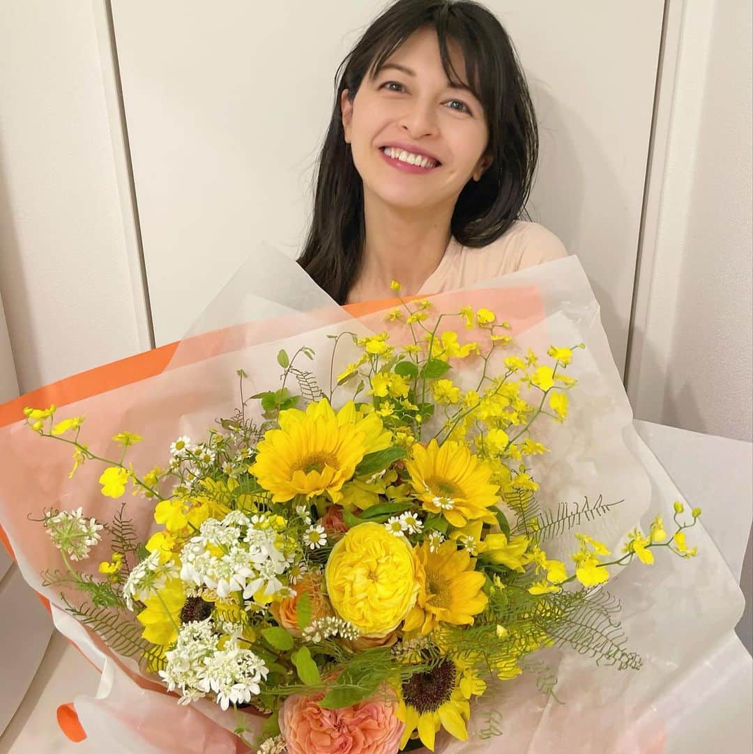 太田景子さんのインスタグラム写真 - (太田景子Instagram)「おはようございます😃  大阪の視聴者の方から、素敵な花束が届きました😍😍😍𖤣𖥧𖥣𖡡𖥧𖤣  こんなに大きな花束をもらったのは初めてです〜嬉しい🙌😇  先日の卒業投稿に、たくさんの反響をいただき、ありがとうございます💛コメントひとつひとつ読ませていただいてます😌  その中で多かったのが「次はどこで見られるの？」というご質問。 しばらく出演の予定はないのですが、もし今後何かの番組出演や地方講演などする機会があれば、こちらに告知させていただきますね😊  また「次は何に挑戦するの？」というご質問もたくさん寄せていただきました。 次に挑戦したいことは、、、  次回の投稿でご報告できるかと思います😄  それから嬉しいことに「インスタの投稿は継続して！」というご意見も多かったです🙇‍♀️  番組を離れても応援してくださるフォロワーの皆さまに感謝しかありません🥲✨  インスタやツイッターはぼちぼち継続していけたらな、と思っていますよ〜🙋‍♀️」6月2日 9時53分 - keiko_ota1121