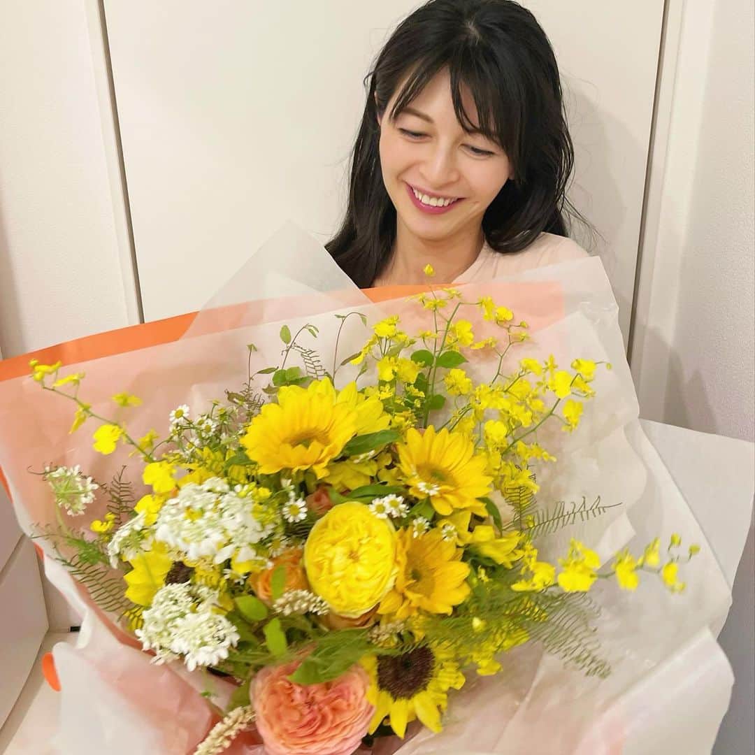 太田景子さんのインスタグラム写真 - (太田景子Instagram)「おはようございます😃  大阪の視聴者の方から、素敵な花束が届きました😍😍😍𖤣𖥧𖥣𖡡𖥧𖤣  こんなに大きな花束をもらったのは初めてです〜嬉しい🙌😇  先日の卒業投稿に、たくさんの反響をいただき、ありがとうございます💛コメントひとつひとつ読ませていただいてます😌  その中で多かったのが「次はどこで見られるの？」というご質問。 しばらく出演の予定はないのですが、もし今後何かの番組出演や地方講演などする機会があれば、こちらに告知させていただきますね😊  また「次は何に挑戦するの？」というご質問もたくさん寄せていただきました。 次に挑戦したいことは、、、  次回の投稿でご報告できるかと思います😄  それから嬉しいことに「インスタの投稿は継続して！」というご意見も多かったです🙇‍♀️  番組を離れても応援してくださるフォロワーの皆さまに感謝しかありません🥲✨  インスタやツイッターはぼちぼち継続していけたらな、と思っていますよ〜🙋‍♀️」6月2日 9時53分 - keiko_ota1121
