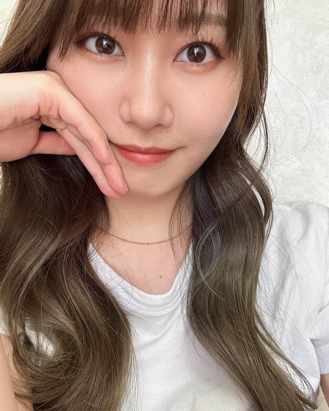門脇佳奈子のインスタグラム：「☔️嫌ですね😑 湿気もすごいからジメジメ暑い🥲  汗っかきな私はネックレスが変色してしまったりするのですが、このネックレスは汗にも水にも強いからお風呂も外さなくていいから24時間つけっぱなし🙆‍♀️🙆‍♀️🙆‍♀️  尚且つ金属アレルギー対応やからたまに反応してしまって赤くなったりするけど安心してつけれる🥹  こーゆーシンプルが1番良いのよ🫠❤️  @thelimely #LIMELY #ライムリー #肌に優しいアクセサリー #金属アレルギー対応  #プチプラアクセサリー」