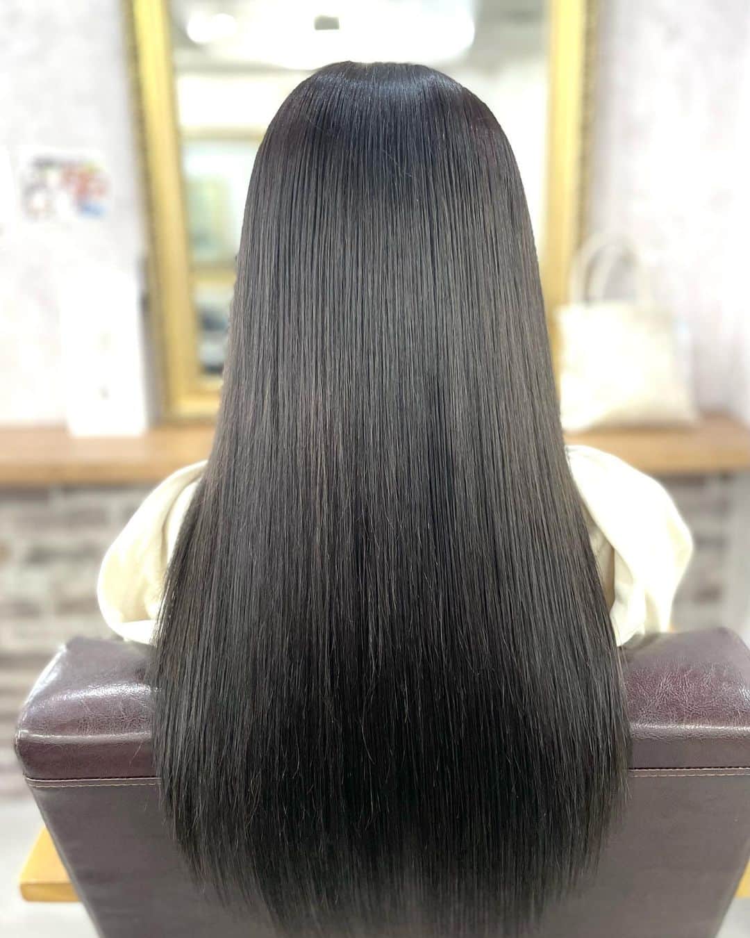 salon PRATiNO(サロンプラチノ)のインスタグラム：「. ダークグレージュカラー💫  . . .  #hair#pratino#clavis#ハイトーン#韓国ヘア#デジパ#縮毛矯正#名古屋美容院#栄美容院#ショートカット#ウルフカット#透明感カラー#クラビス#酸熱トリートメント#ダメージ毛#ヘアサロン#女性スタッフのみ#初めてのブリーチ#白髪染め#ペールカラー#エクステ#シールエクステ#ヘアメ#アイブロウ#メンズアイブロウ#メイク#ファイバープレックス#スタッフ募集」