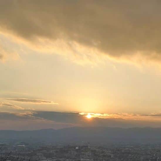 池上季実子のインスタグラム：「東京は昨夜から雨の音で目を覚ますぐらい凄い雨が降り続いてます。 西方面の方々、台風にお気をつけになってお過ごし下さいね❣️  写真は、京都のあるお山の頂上から西の空を撮った写真です。」