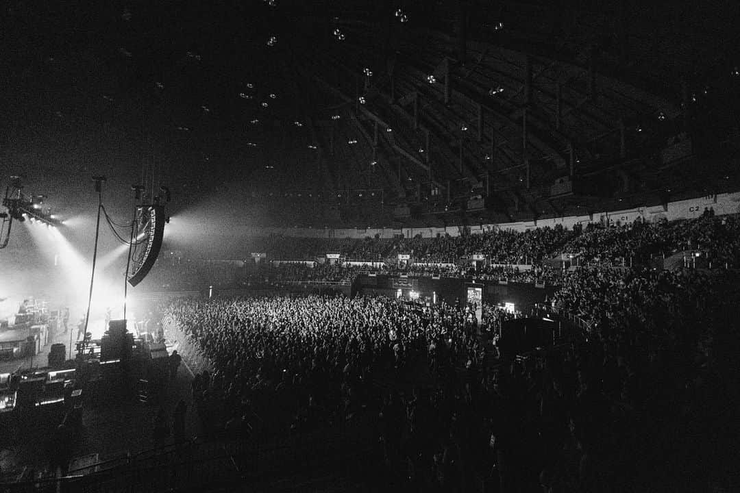 ヴィック・フエンテスさんのインスタグラム写真 - (ヴィック・フエンテスInstagram)「The view from stage was overwhelming last night in Nashville. I could barely talk because I was so in awe of all of you. Thank you for singing so insanely loud with us and filling that room with so much amazing energy 🧡  📸 by @v.trvn」6月2日 4時28分 - piercethevic