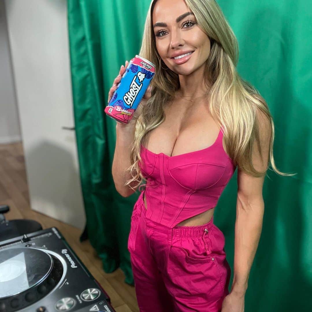 BROOKE EVERSのインスタグラム：「Happy birthday week @ghostlifestyle I’m going live today at 1pm PT (LA TIME) on the GHOST twitch channel (link in story) don’t miss out 🤘😆🤘 @ghostgamer @ghostenergy」