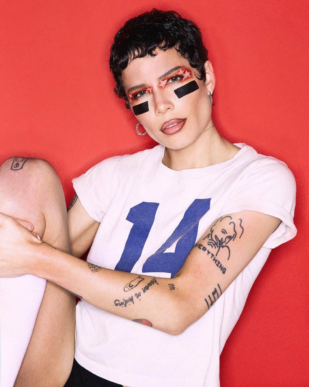Halseyさんのインスタグラム写真 - (HalseyInstagram)「celebrating pride all month with @aboutfacebeauty 🖍️ so stoked to celebrate and introduce you to our favorite queer creators throughout the month. Makeup has a long and important history as a vital vehicle for identity and expression in our community. As a day to day calling card to find our kin in the wild, as a tender early step into gender euphoria, or as a fundamental of drag performance. We have queer people to thank for our favorite makeup tricks and techniques and the evolution of this incredible medium. Here’s to reinventing the format (and ourselves), in the spirit of pushing forward, now and forever. More coming soon :)」6月2日 4時36分 - iamhalsey