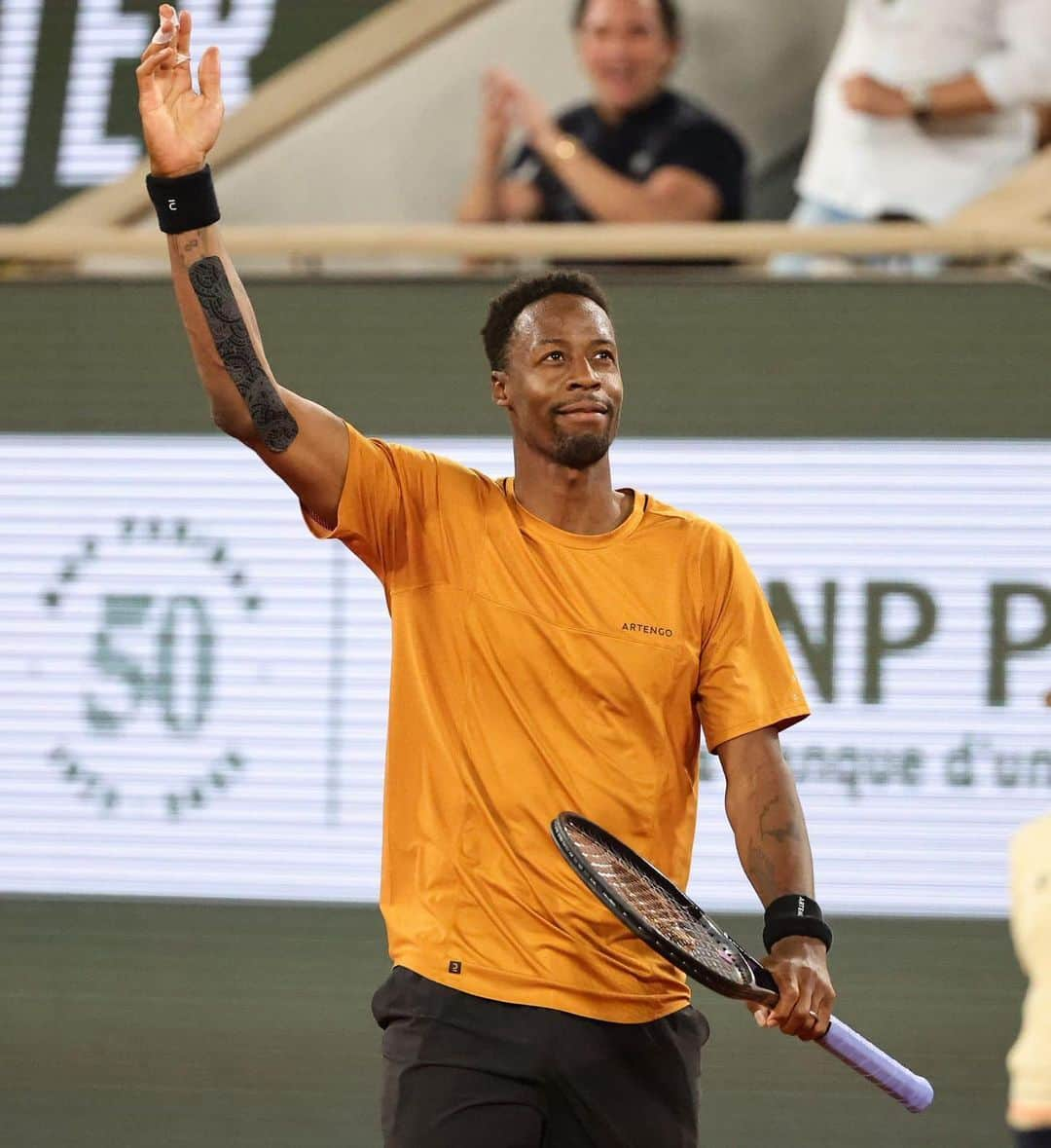 ガエル・モンフィスのインスタグラム：「See u next year @rolandgarros 🧡💚 It was short but UNBELIEVABLE 🔥 Thx everybody for all ur messages and support. I’ll be back 🔜 🙅🏾‍♂️🙏🏾」