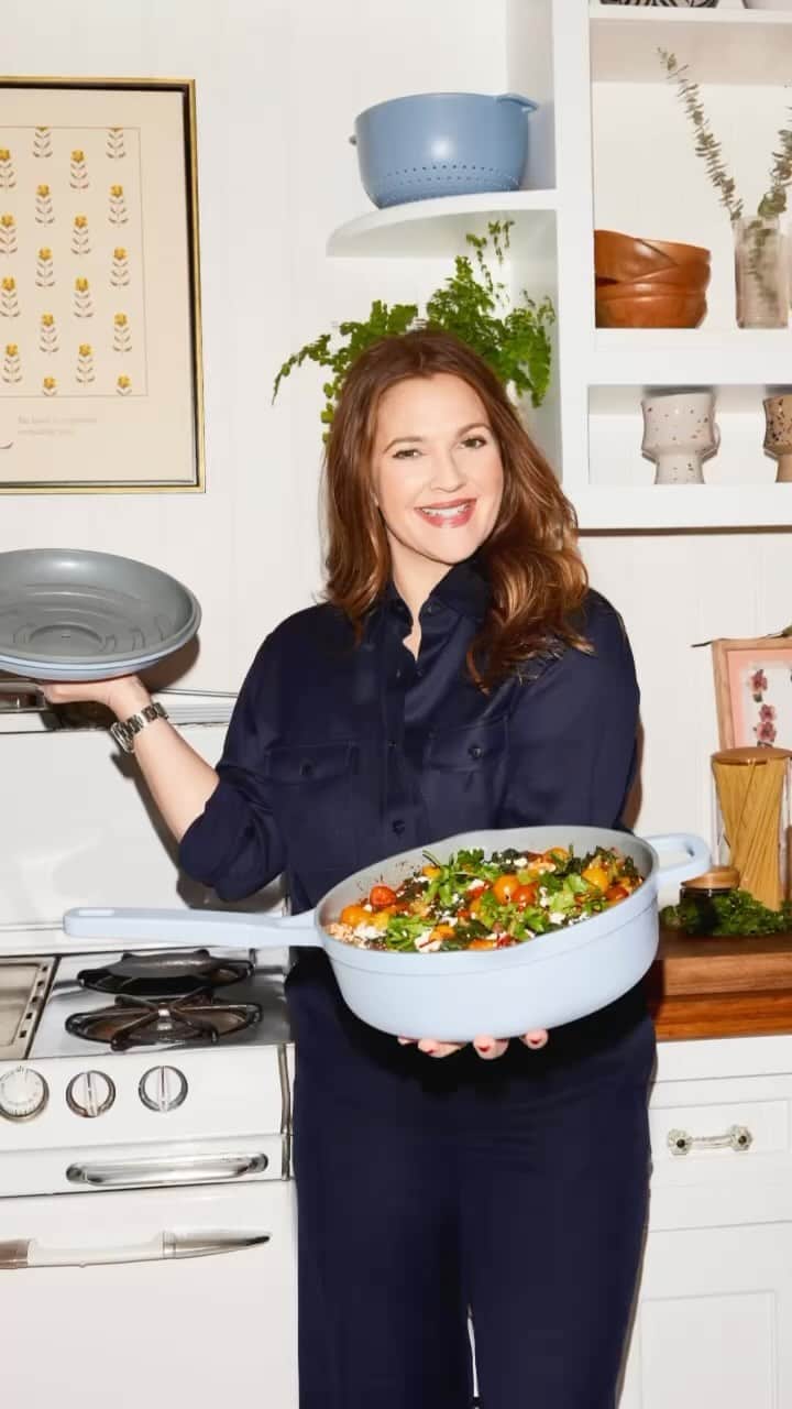 ドリュー・バリモアのインスタグラム：「The Hero Pan by @beautifulbydrew is here. The name says it all… it’s a true kitchen hero because it can do it all (well, almost everything). It has 10 functions! You can use it to Boil, Strain, Sauté, Simmer, Pan Fry, Sear, Braise, Steam, Stir Fry and Serve! It’s the perfect one pan solution for any kitchen and it’s non-stick ceramic but not heavy at all! I’m so happy it’s finally here! You can get it now online @walmart!   The link to shop is in my bio!」